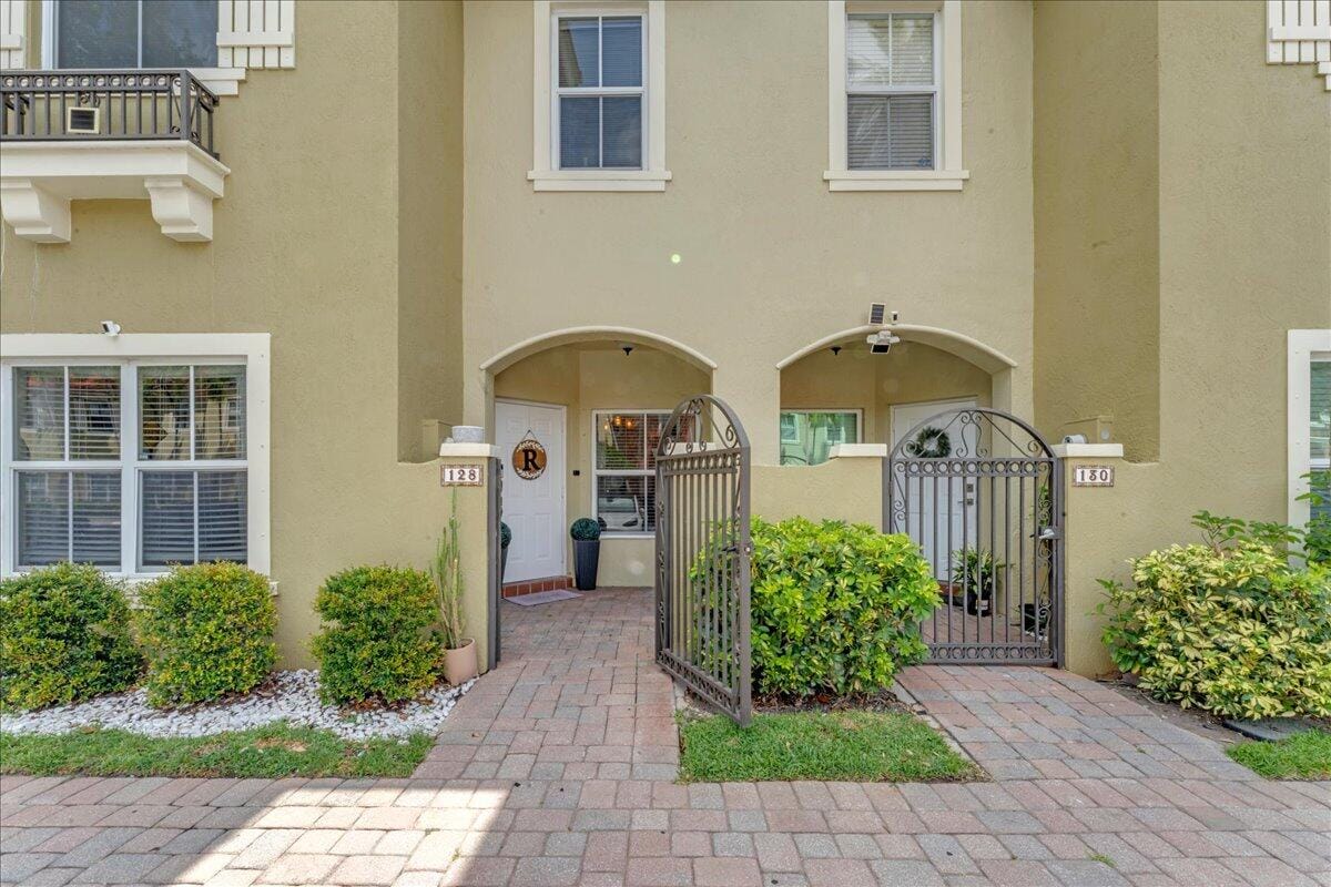 128 Lake Monterey Circle, Boynton Beach, FL 33426 photo 2
