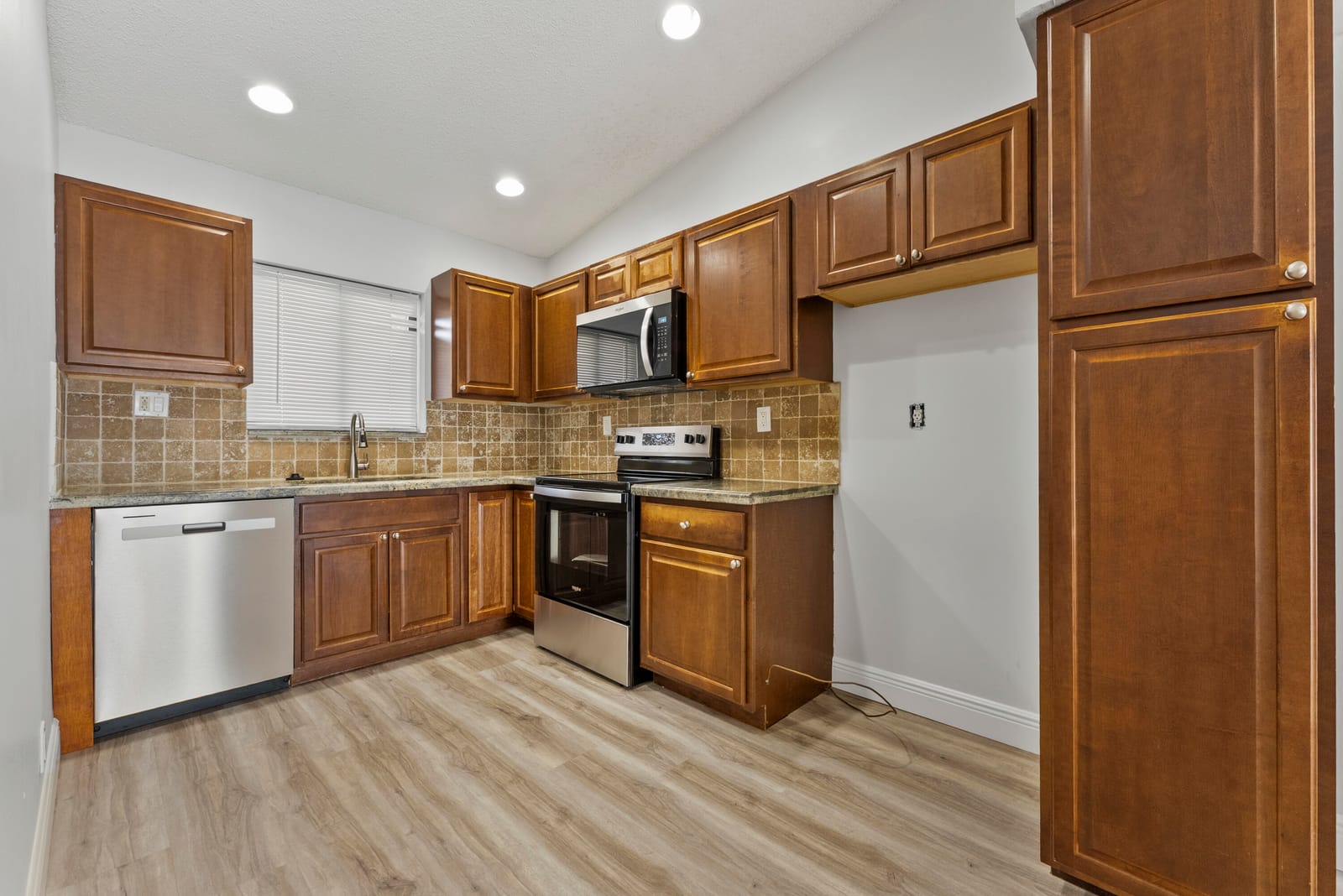 2900 Olivewood Terrace 2010 — photo 5