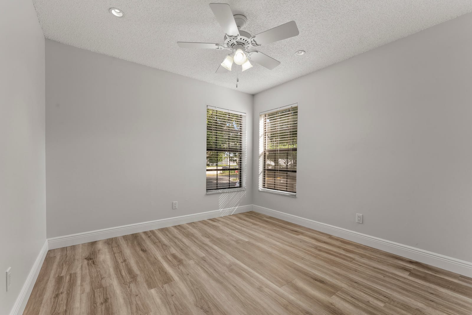 2900 Olivewood Terrace 2010 — photo 10