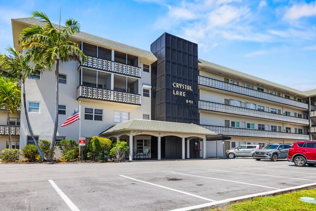 941 Crystal Lake Drive 207, Crystal Lake, Deerfield Beach, FL