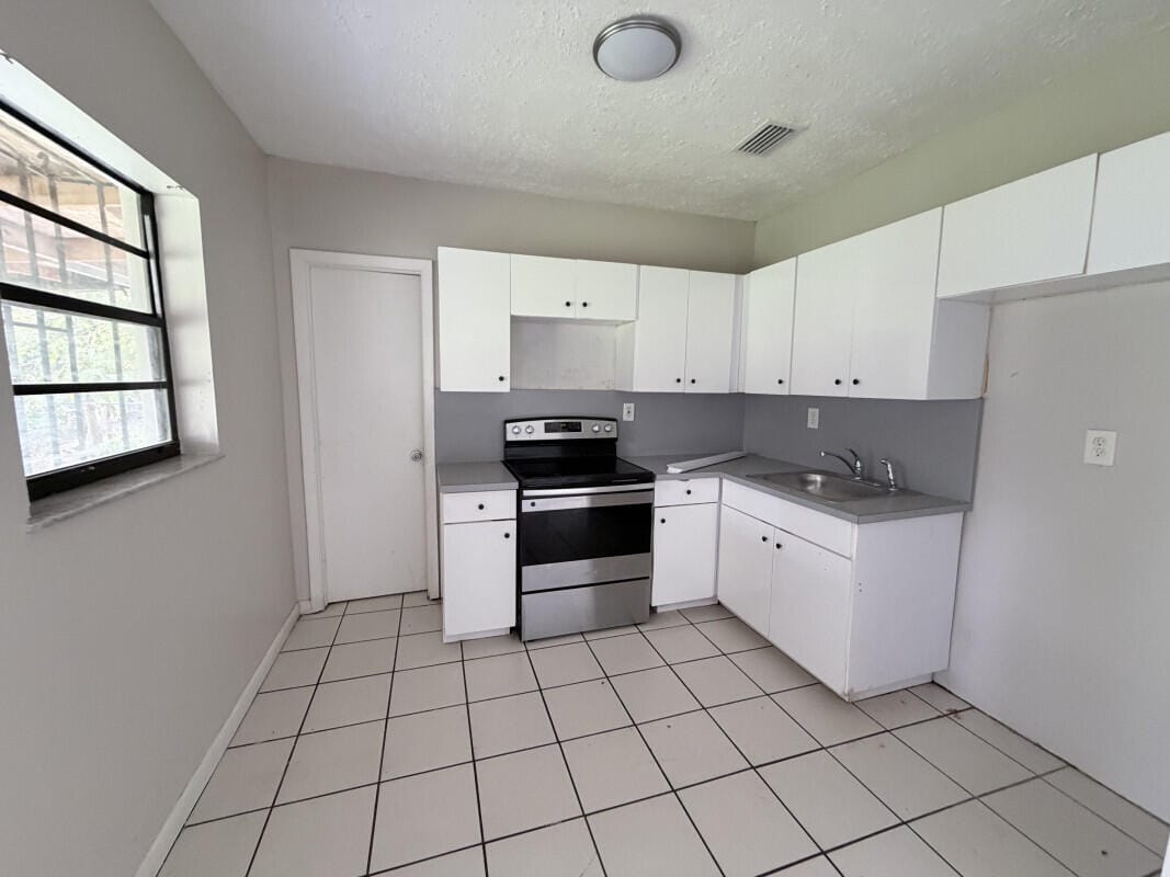 639 SW 3rd Terrace — photo 3