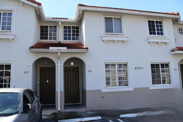 21211 NW 14th Place 3-27, Miami Gardens, FL 33169