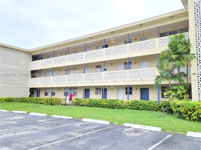11960 NE 19th Drive 16, North Miami, FL 33181