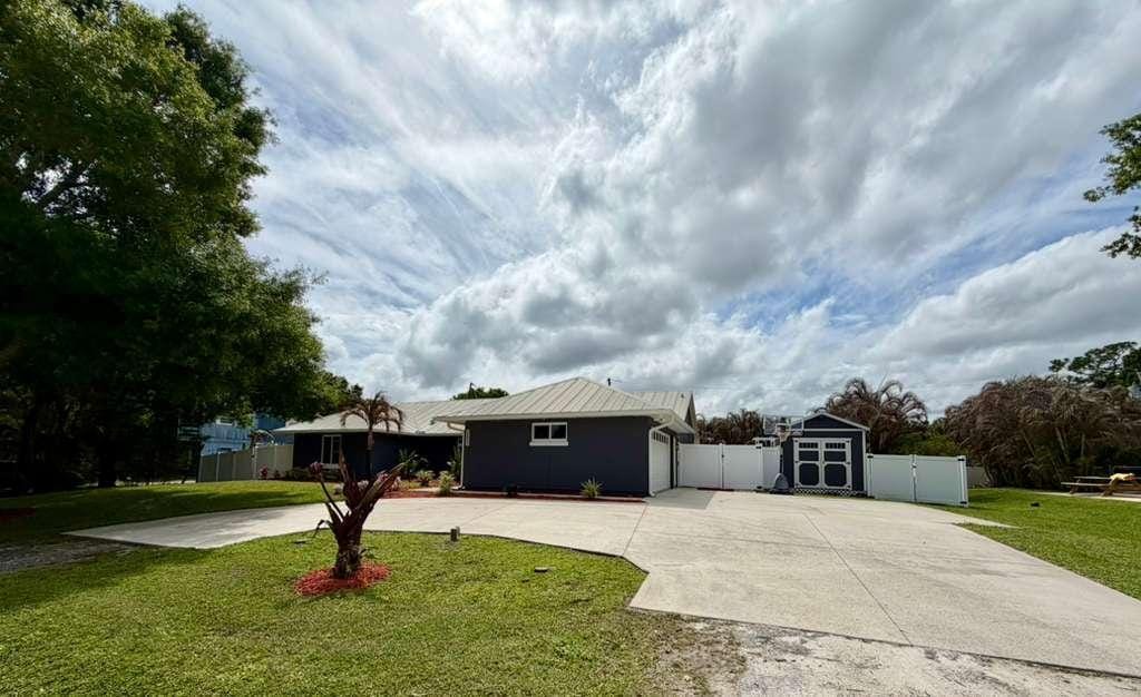 6325 6th Street, Vero Beach, FL 32968 photo 2