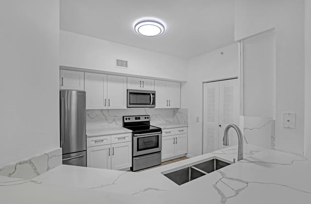 340 Crestwood Circle 302, Royal Palm Beach, FL 33411