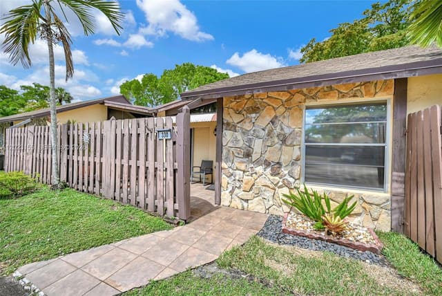 330 Briarwood Circle 319, sold in Villas At Carriage Hills, Hollywood, FL