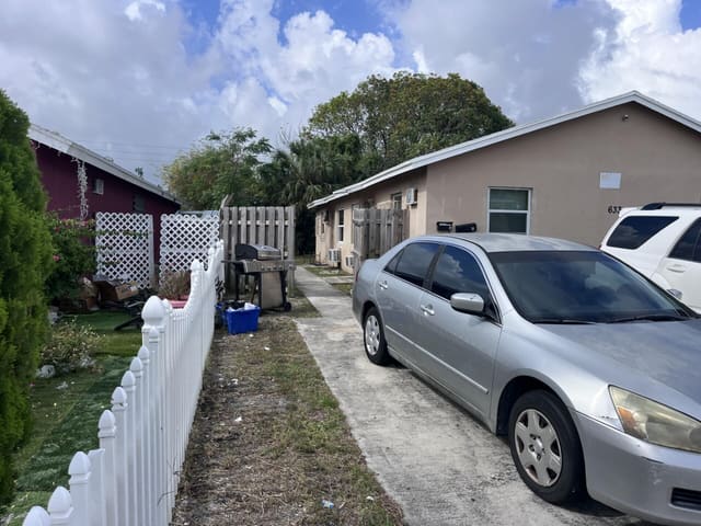 633 W 9th Street B, sold in Inlet City, Riviera Beach, FL