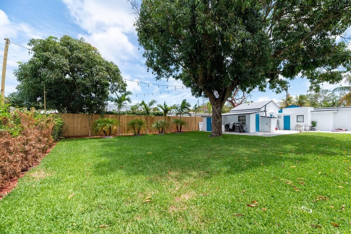 2541 NE 181st Street C, North Miami Beach, FL 33160 photo 2