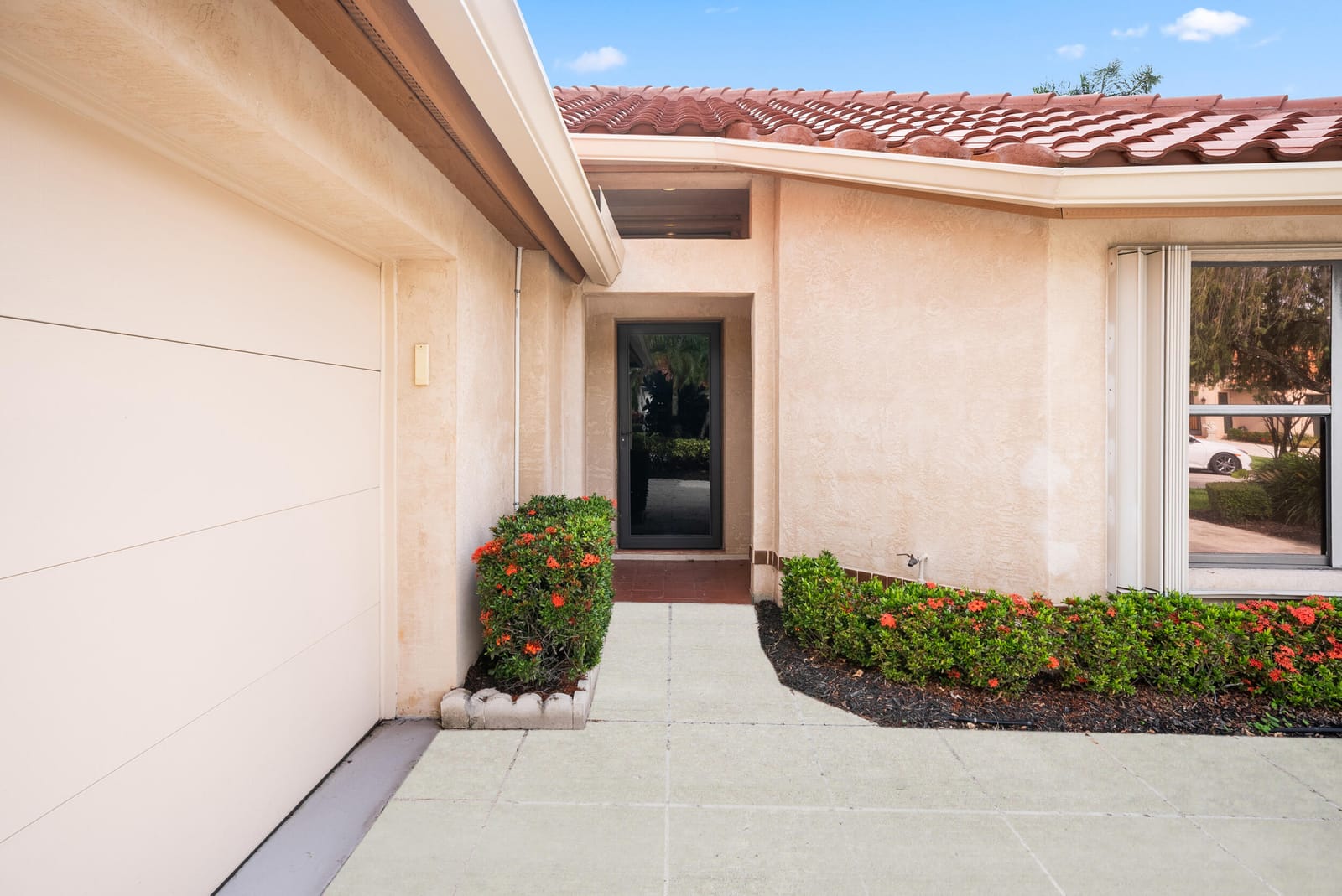 2735 SW Mariposa Circle — photo 2