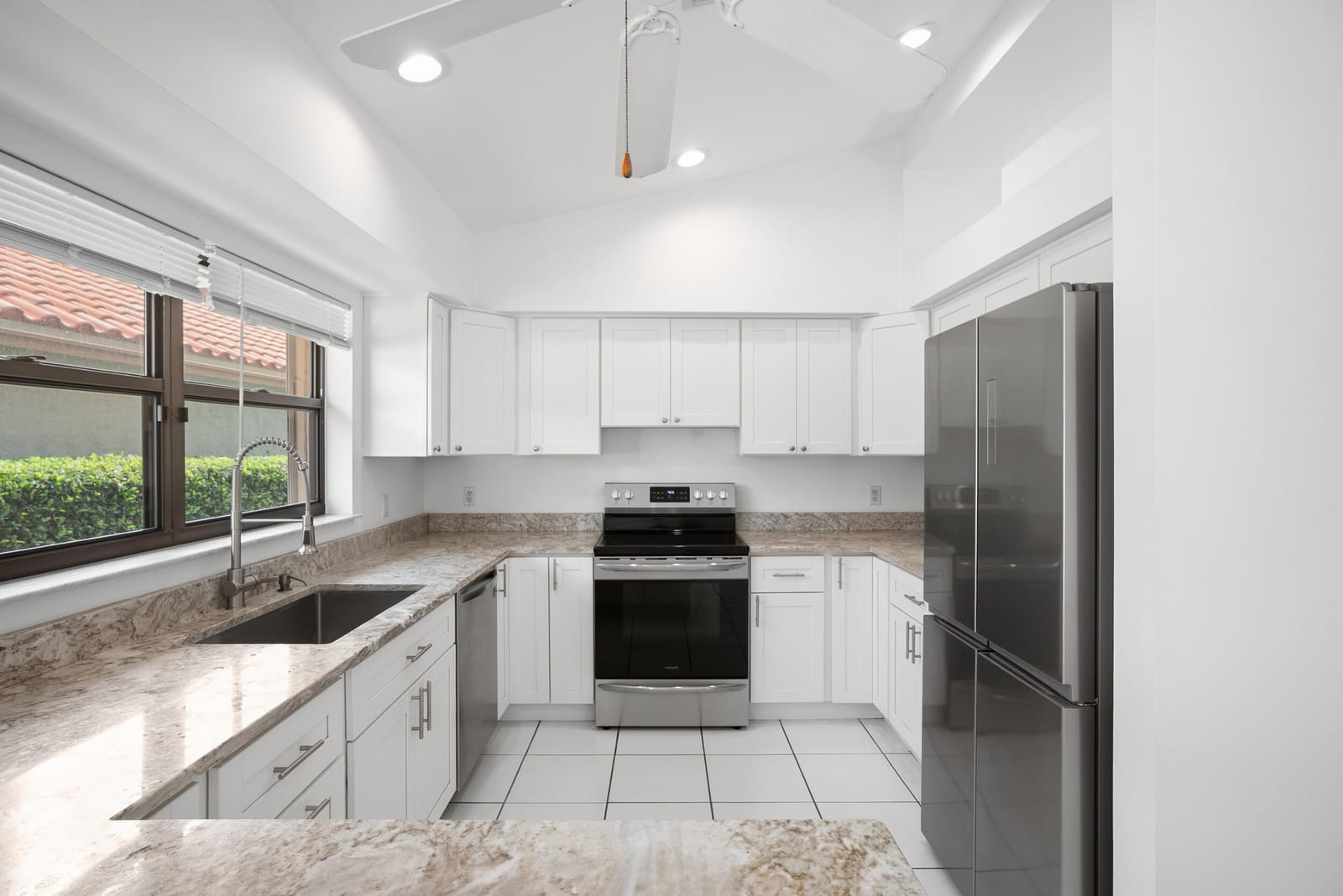 2735 SW Mariposa Circle — photo 3