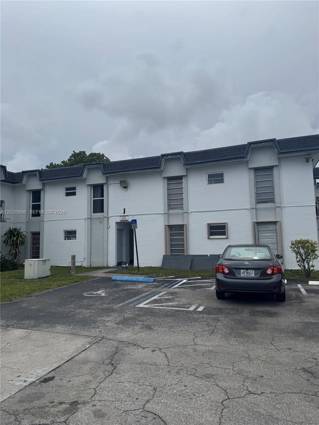 7235 SW 94th Place J6, Miami, FL 33173