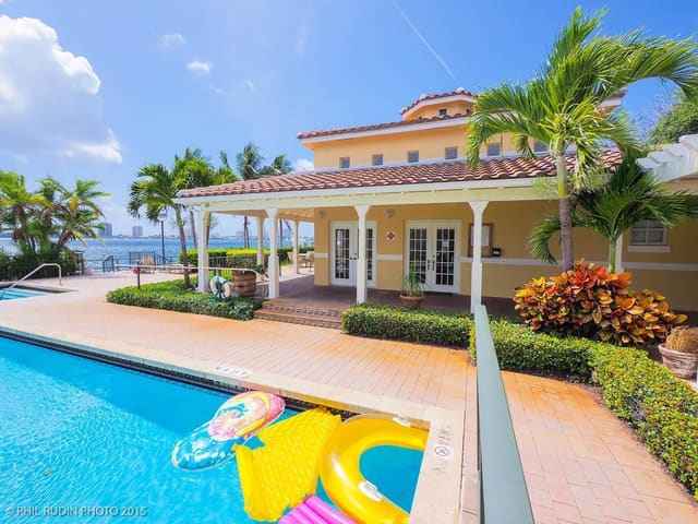 1040 Lake Shore Drive 104, Lake Park, FL 33403