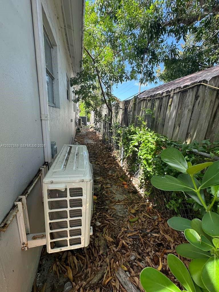685 SW 7th Terrace — photo 2