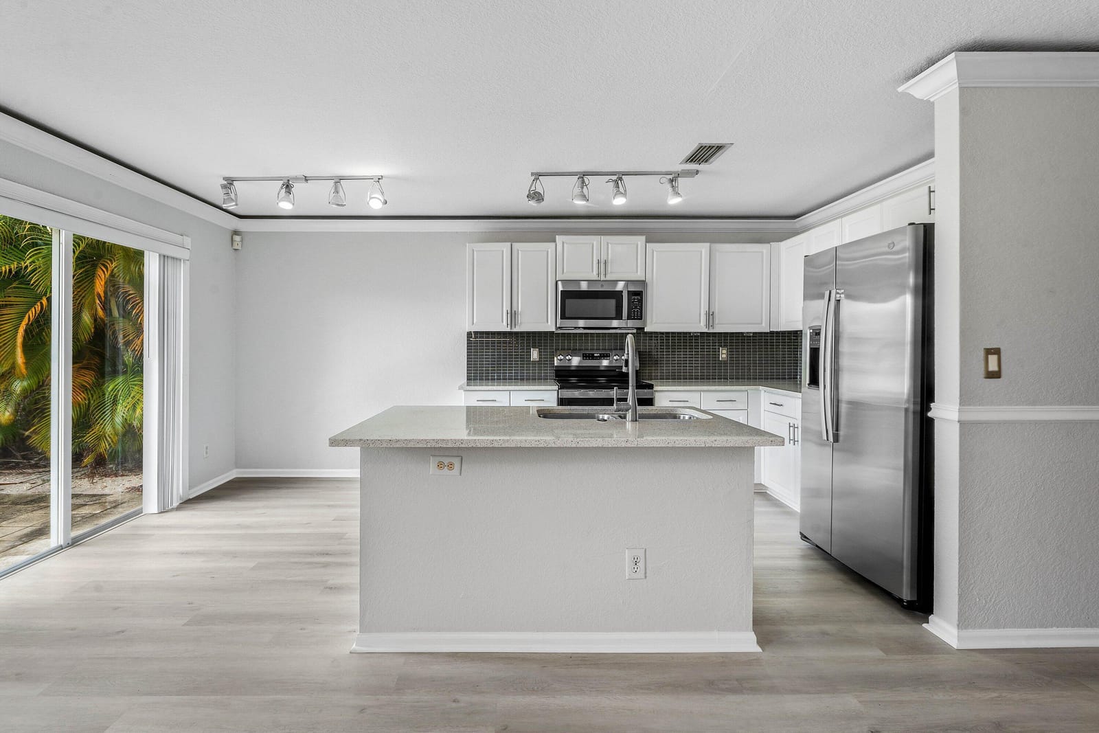 3260 Commodore Court — photo 8
