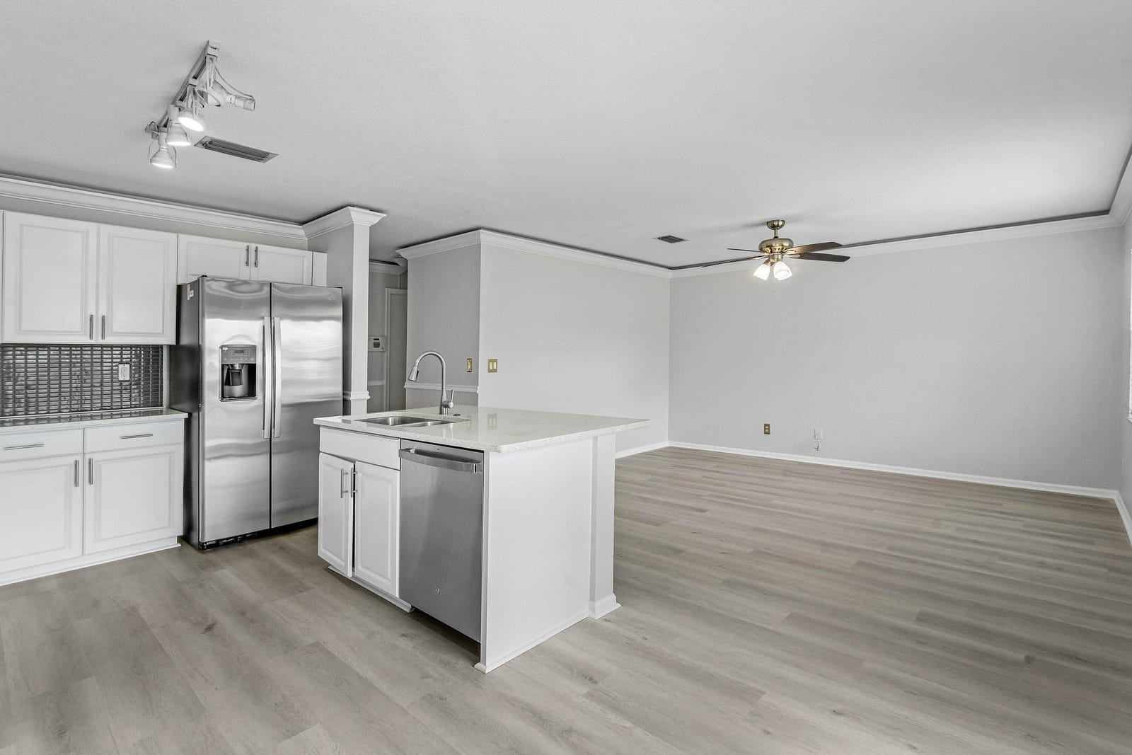3260 Commodore Court — photo 10