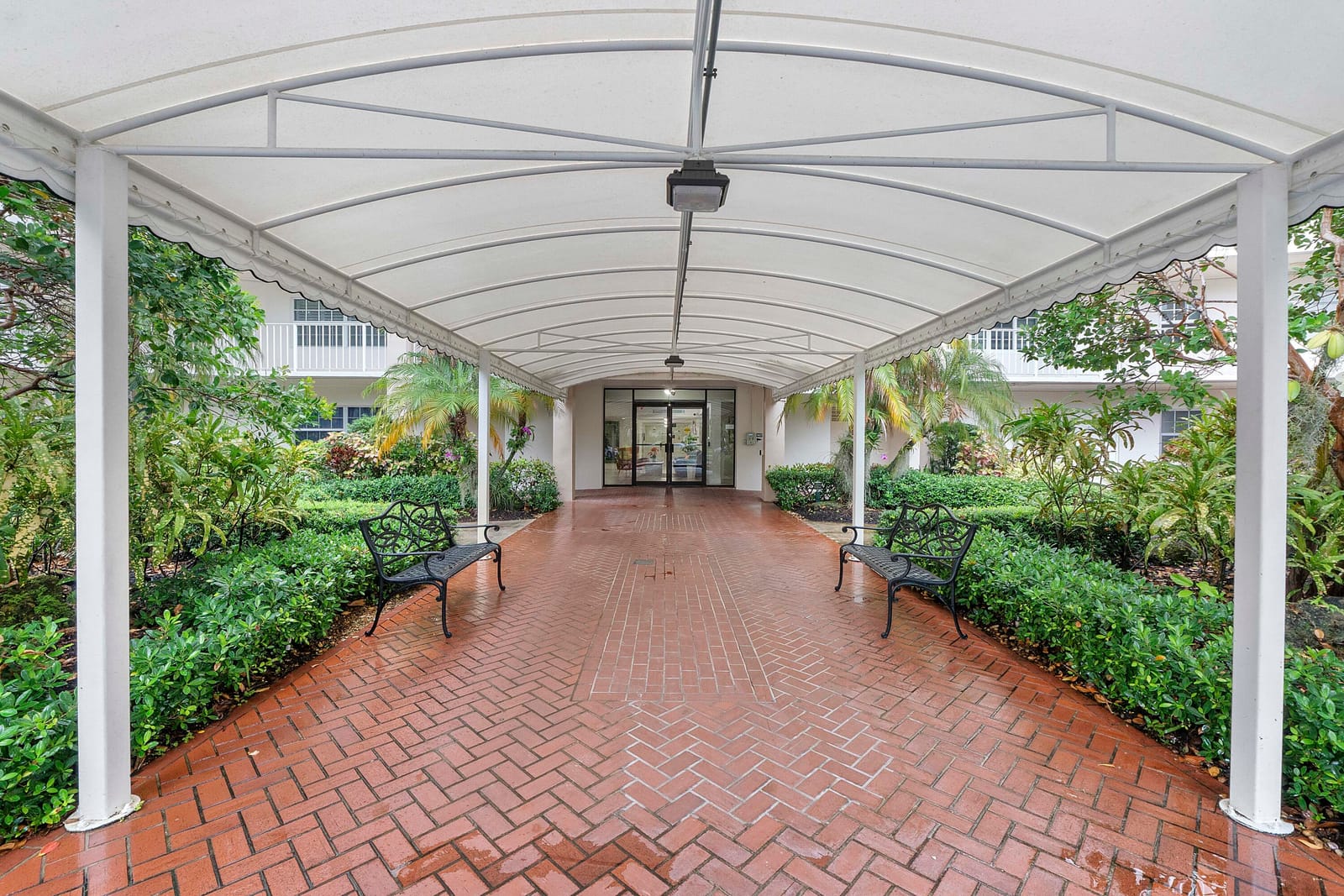 3900 Oaks Clubhouse Drive 411 — photo 4