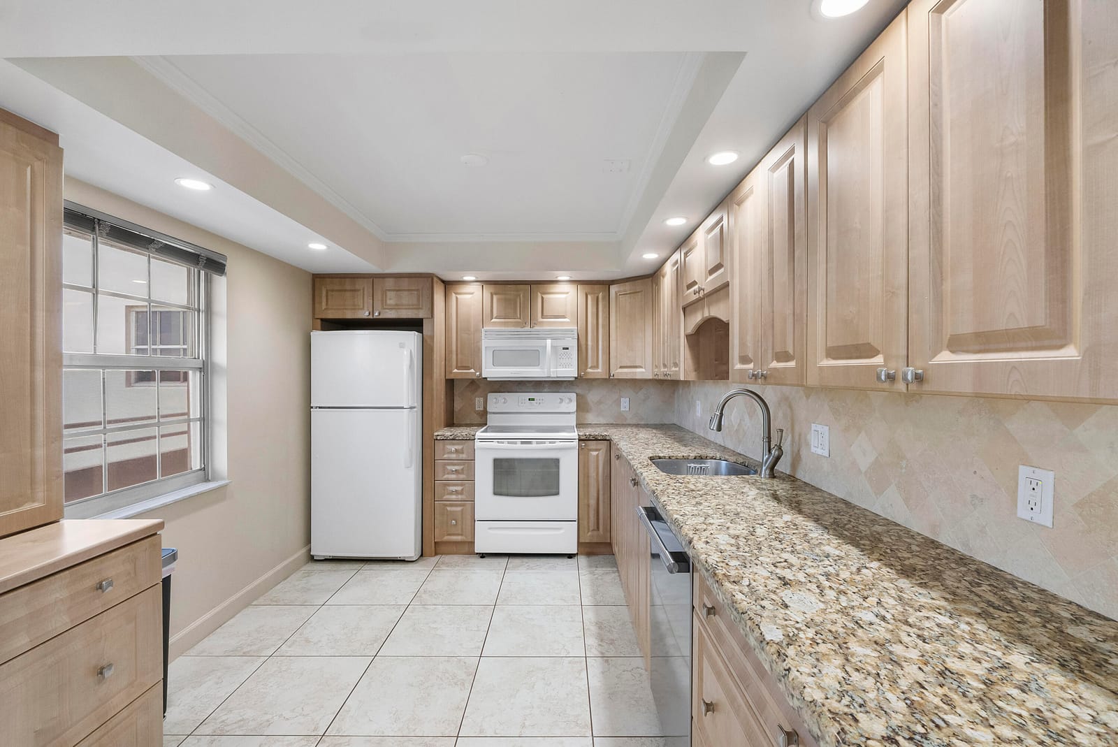 3900 Oaks Clubhouse Drive 411 — photo 6