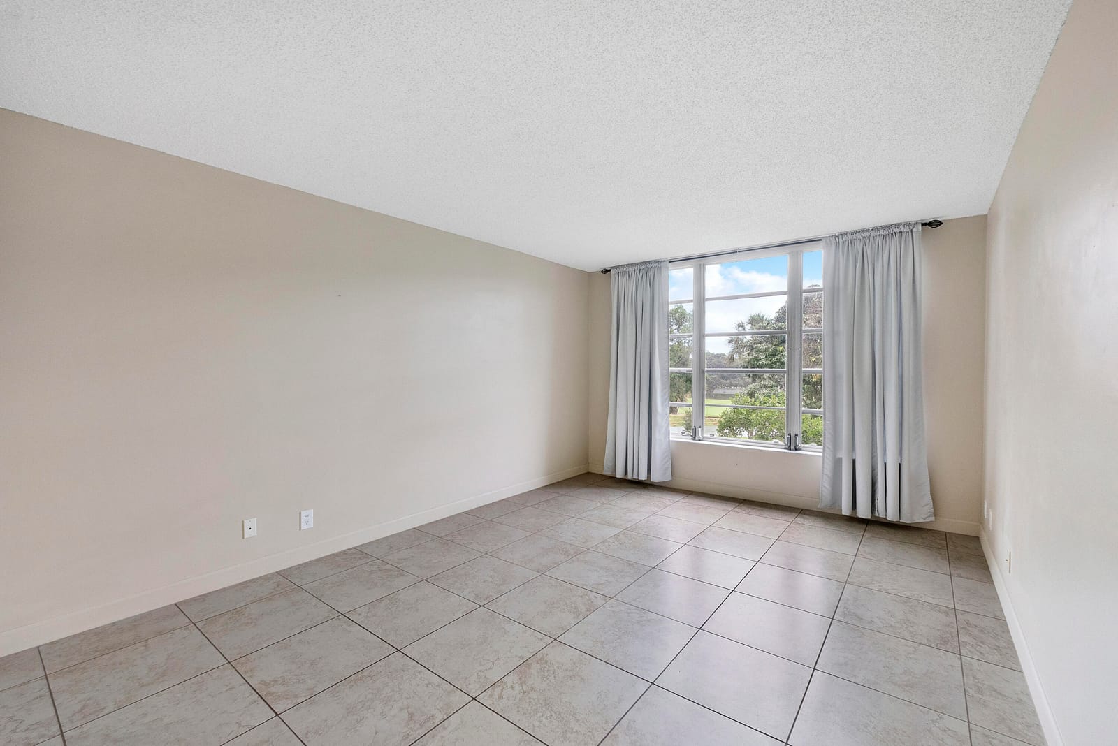 3900 Oaks Clubhouse Drive 411 — photo 8