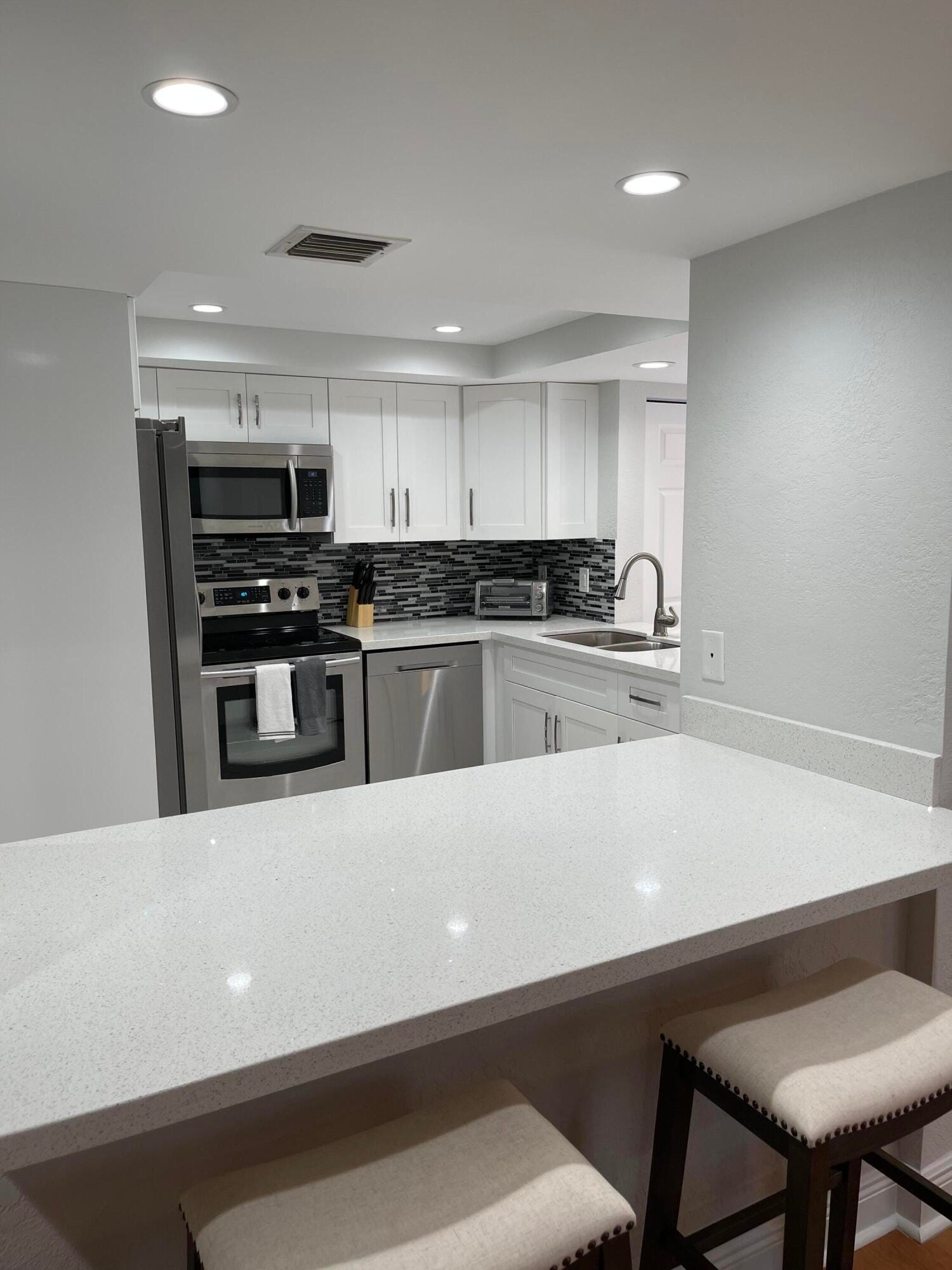 1660 Twelve Oaks Way 203 — photo 4