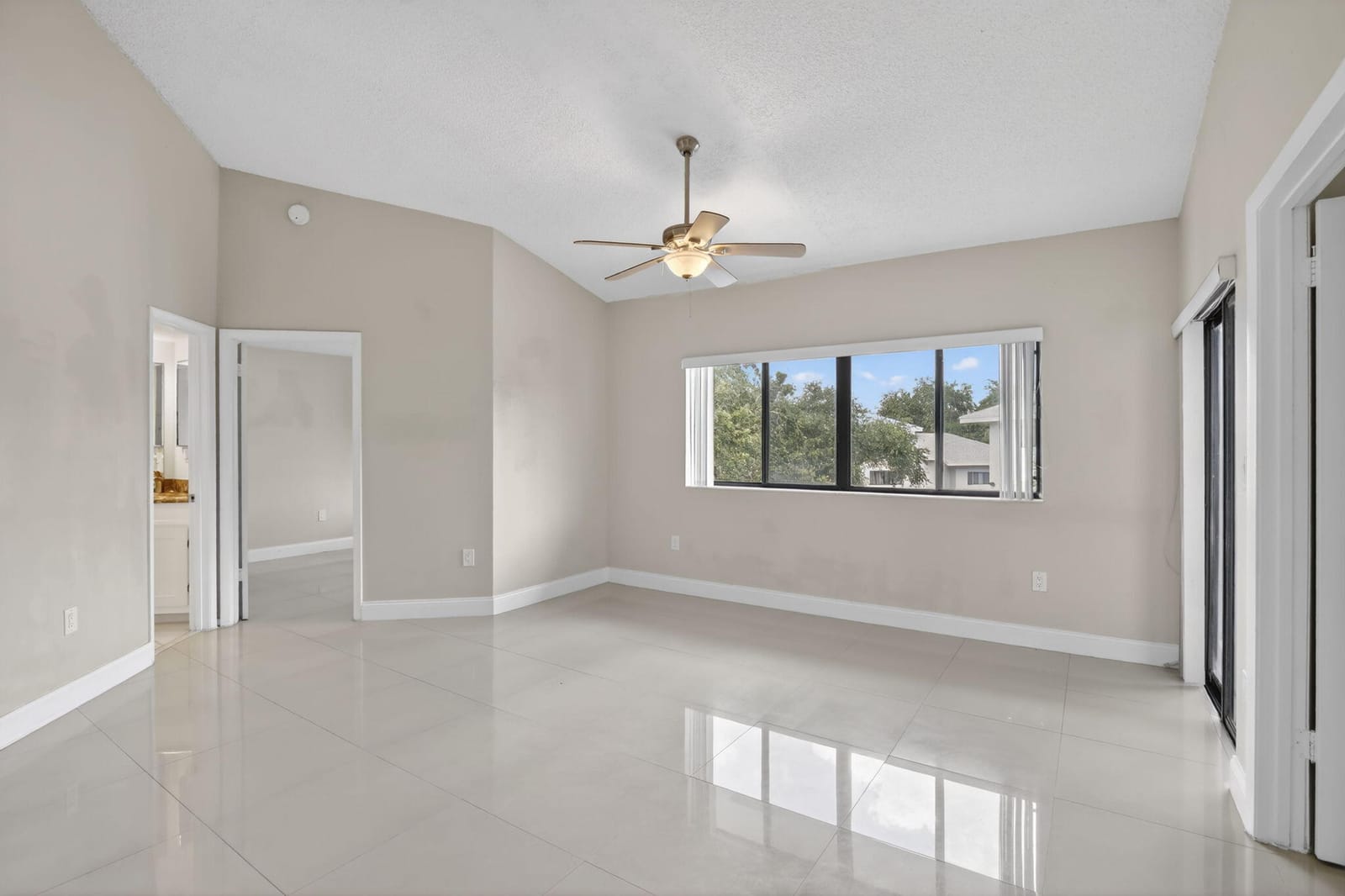 2445 SW 18th Terrace 922 — photo 5