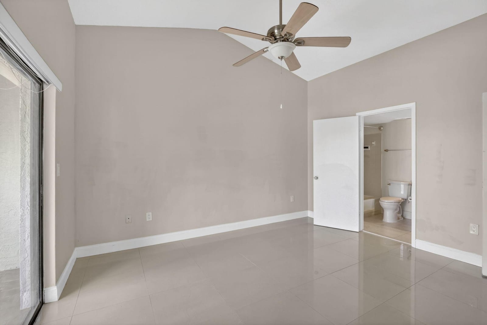 2445 SW 18th Terrace 922 — photo 6