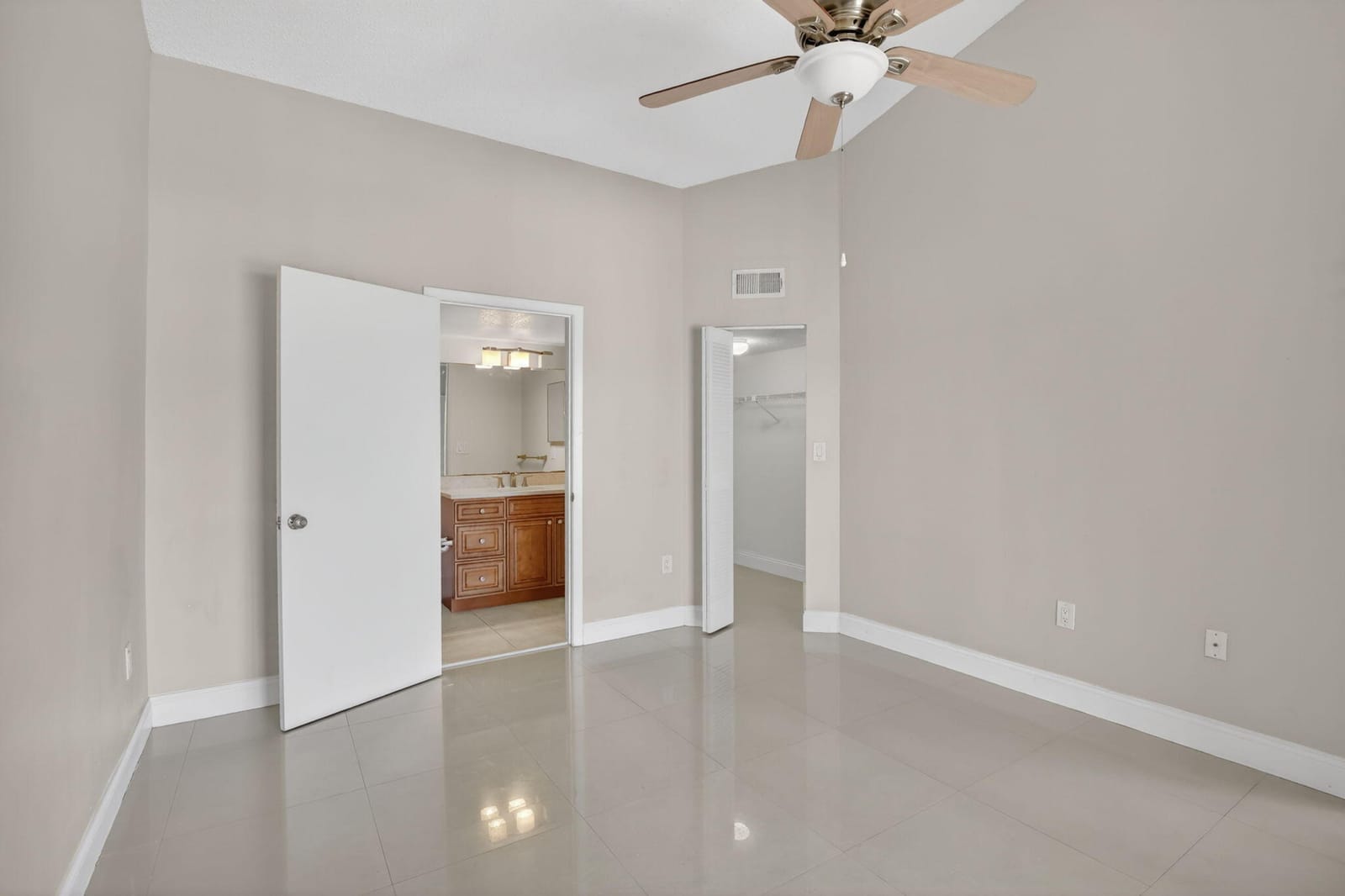 2445 SW 18th Terrace 922 — photo 7