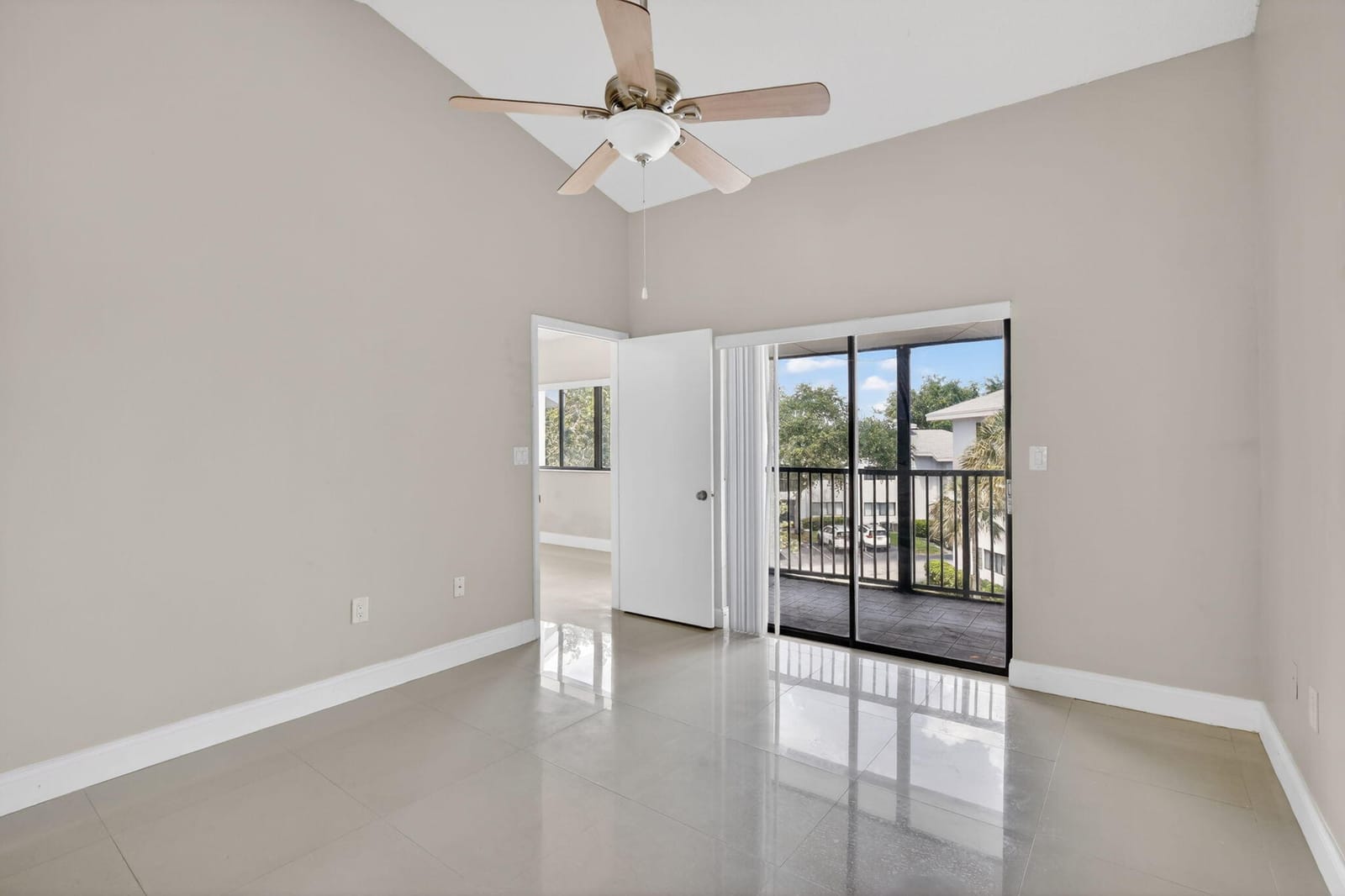 2445 SW 18th Terrace 922 — photo 8