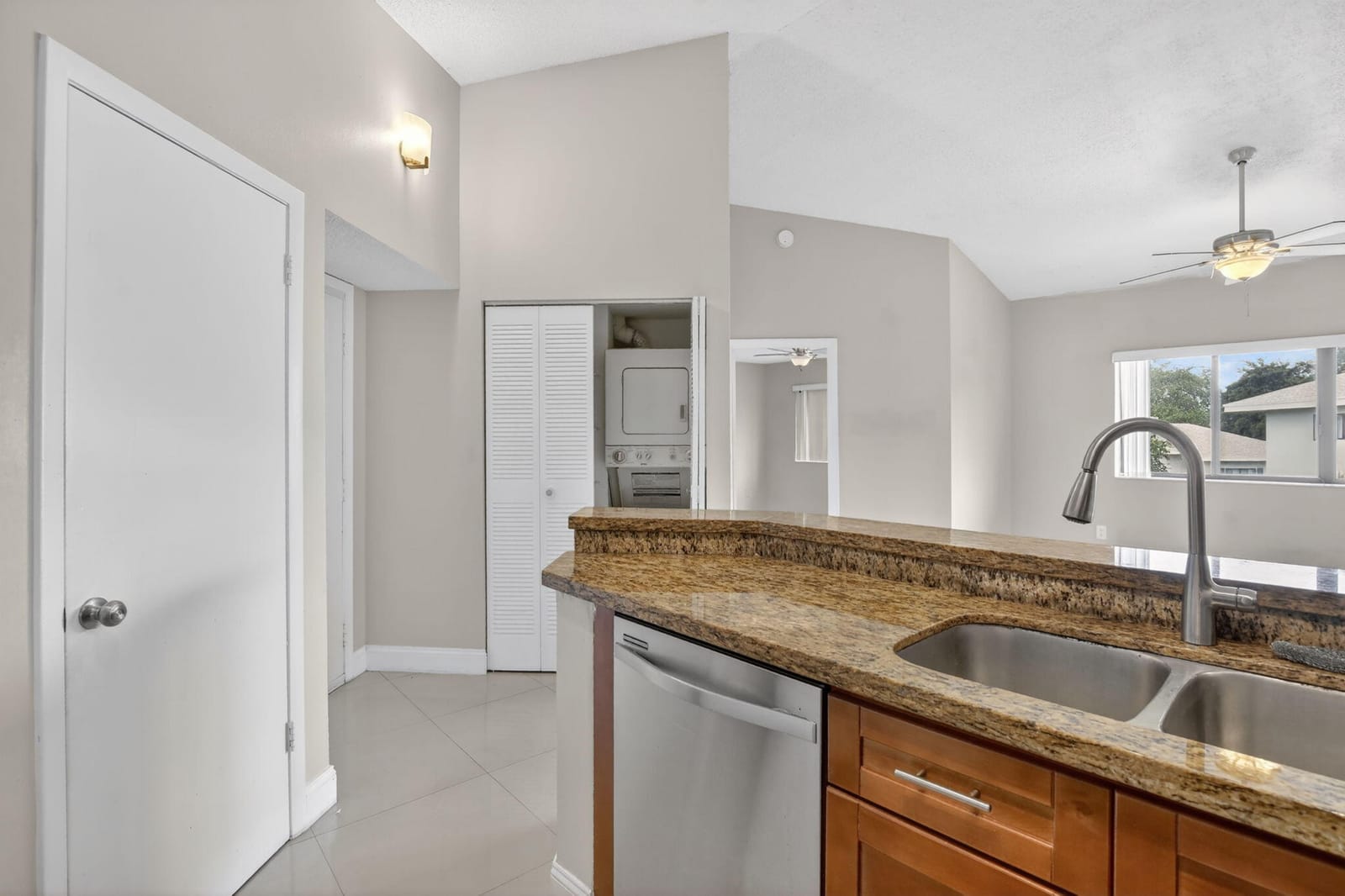 2445 SW 18th Terrace 922 — photo 2