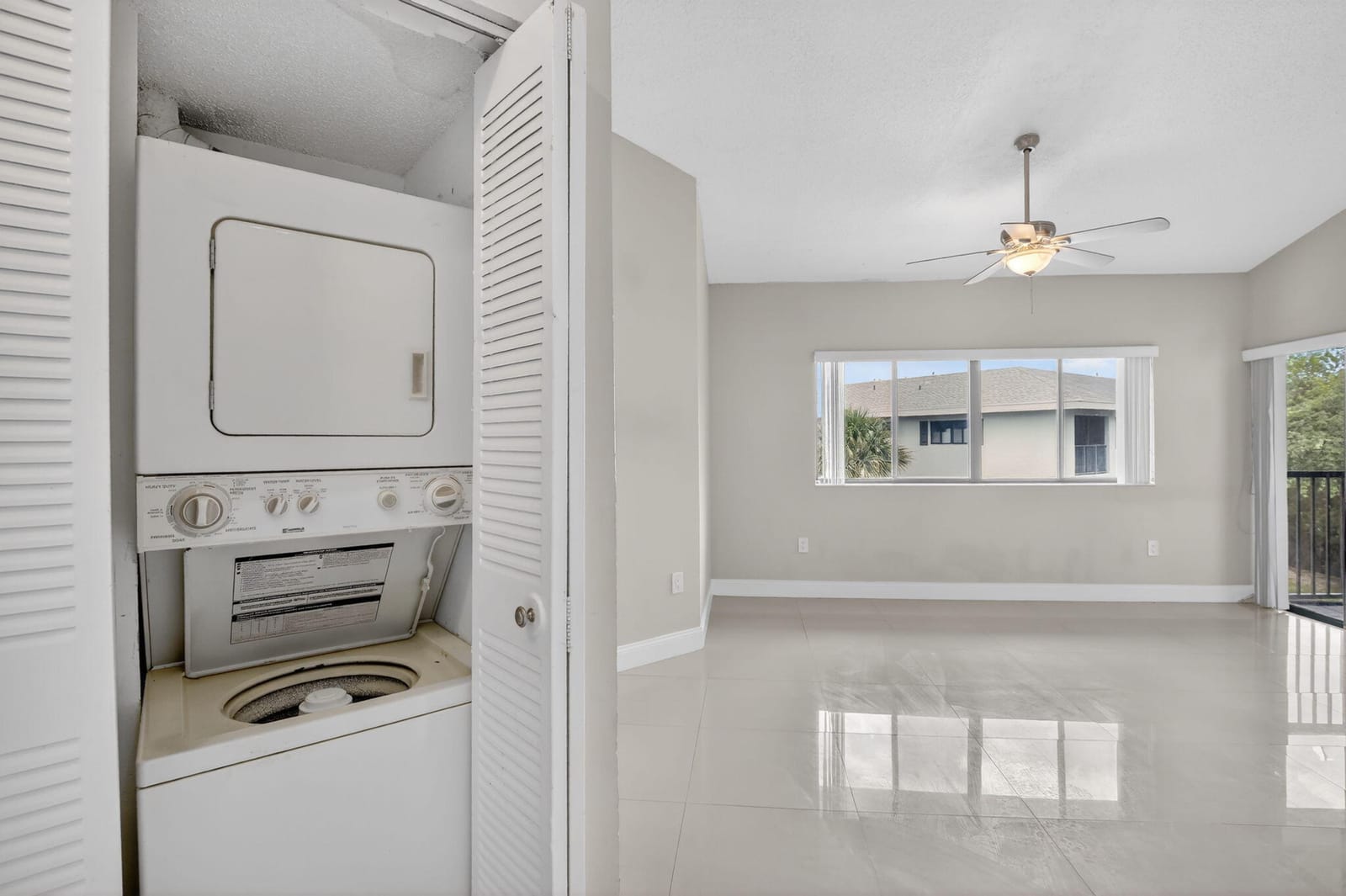 2445 SW 18th Terrace 922 — photo 3