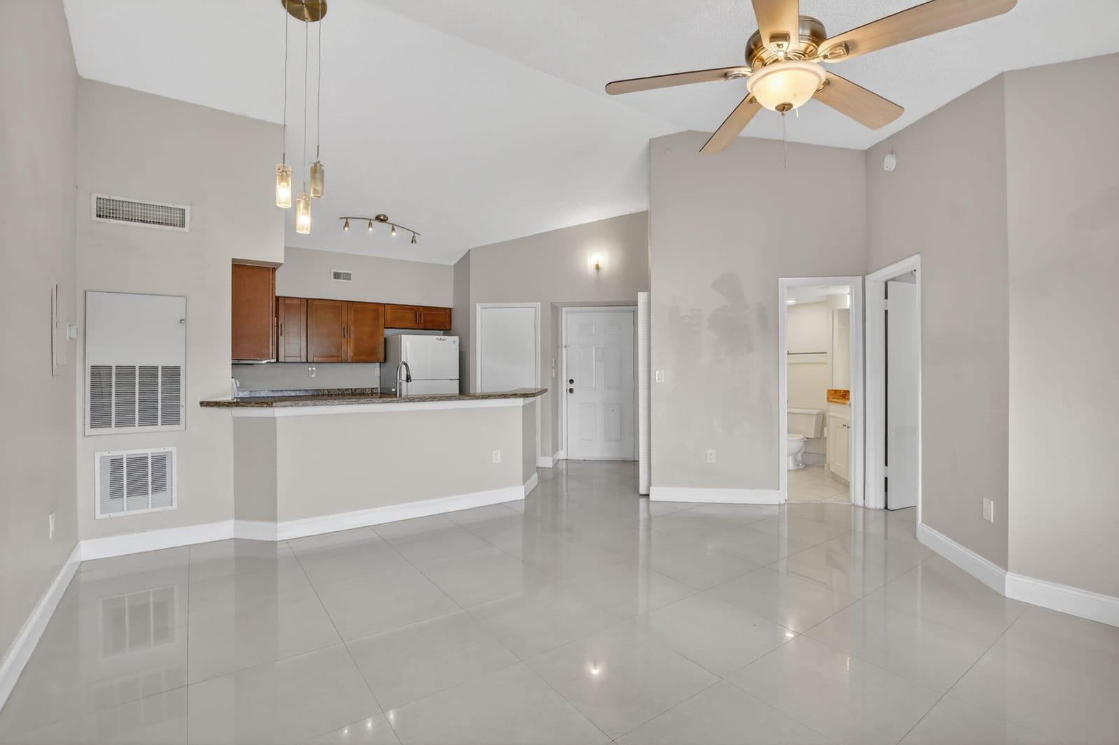 2445 SW 18th Terrace 922 — photo 4