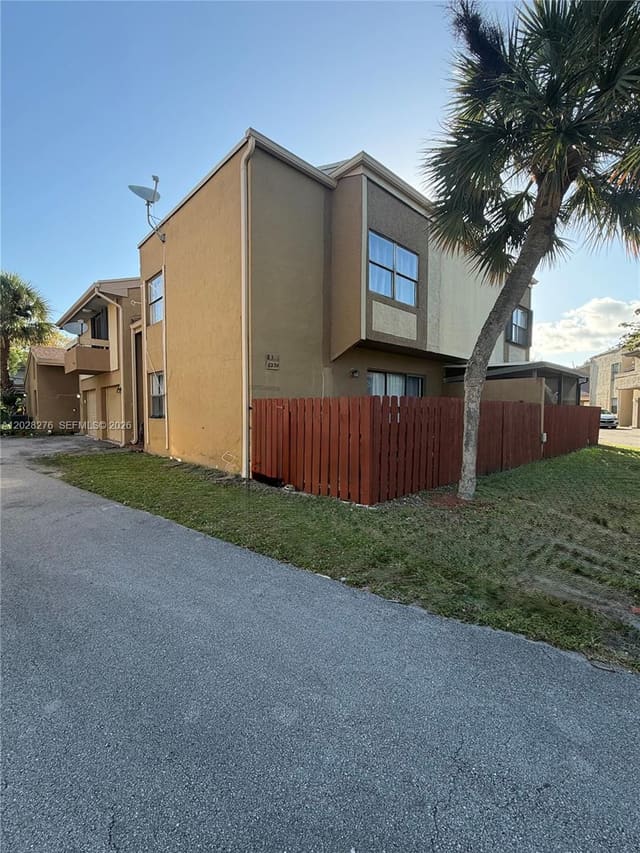 8330 N Missionwood Circle B-23, Miramar, FL 33025