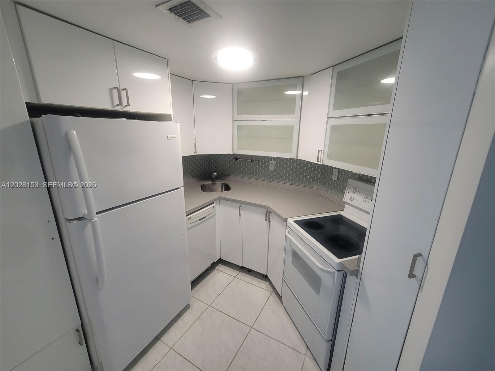 2600 Collins Avenue 411 — photo 2