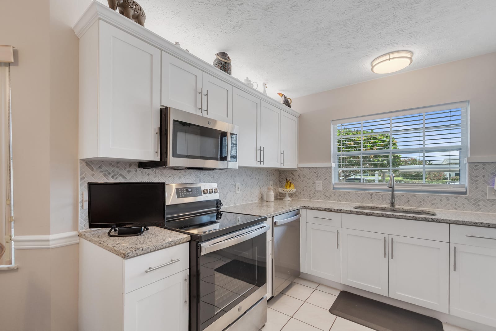 740 Lake Orchid Circle 104 — photo 3