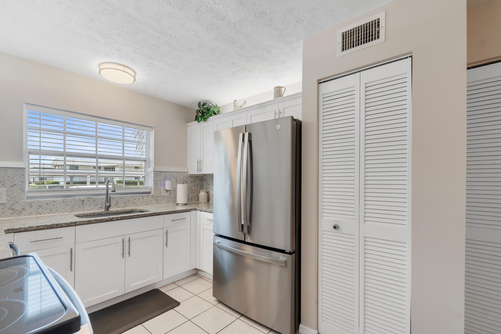 740 Lake Orchid Circle 104 — photo 4