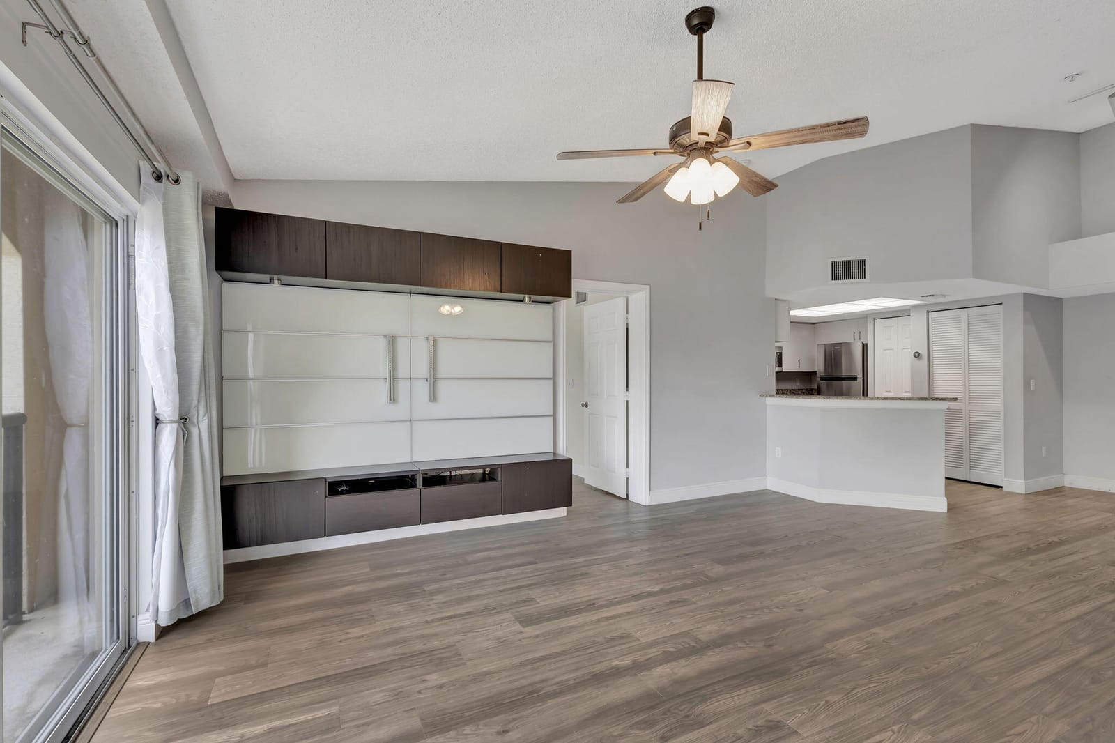 600 N Crestwood Ct Court N 609 — photo 3