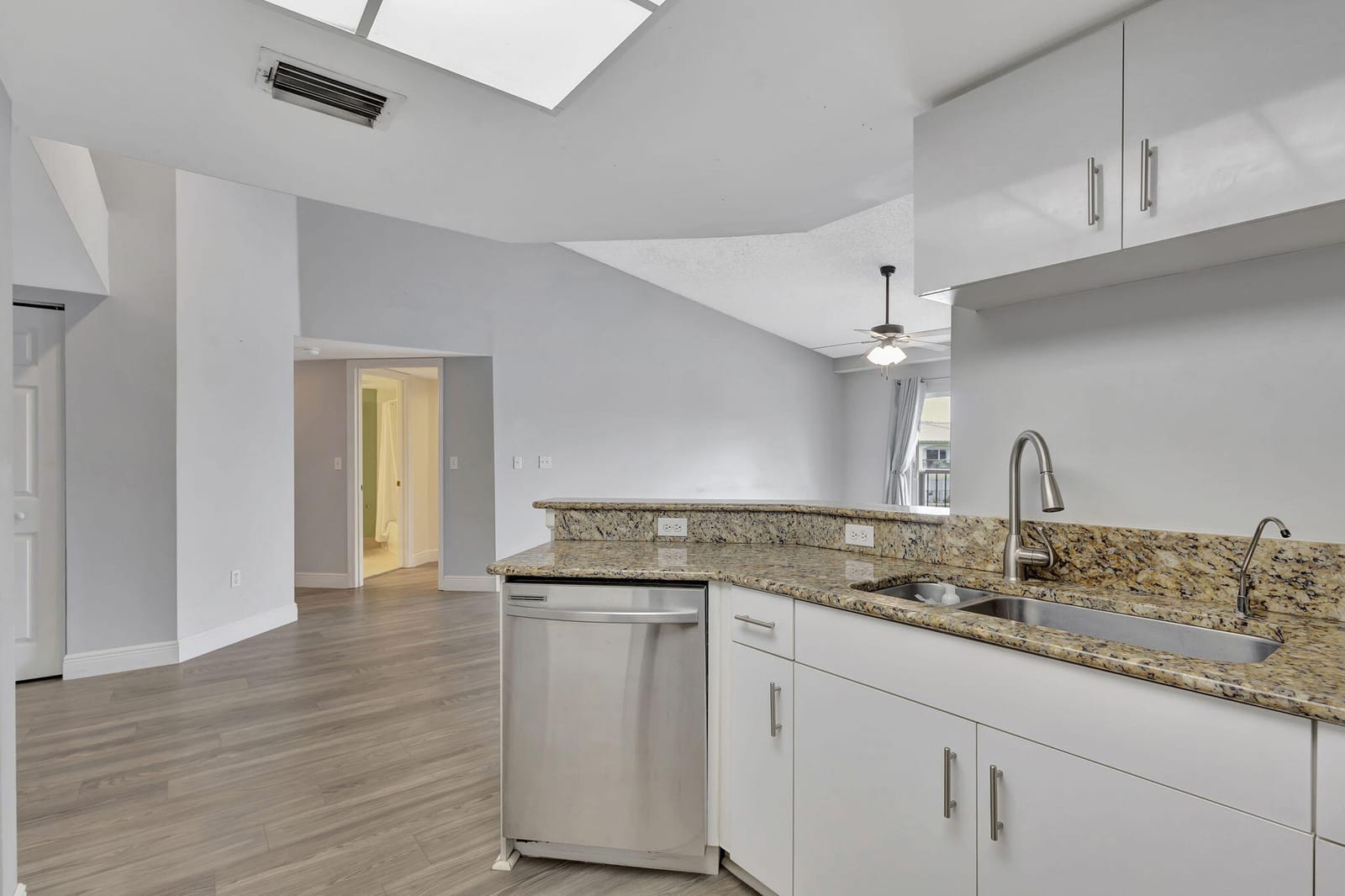 600 N Crestwood Ct Court N 609 — photo 5