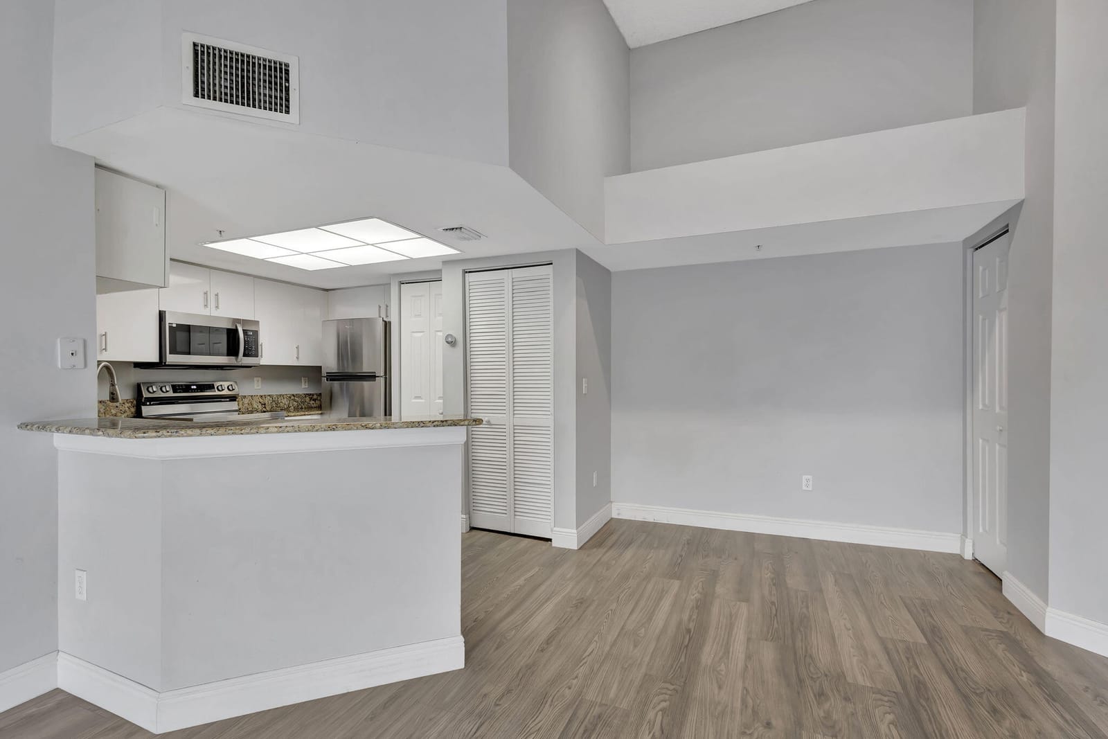 600 N Crestwood Ct Court N 609 — photo 7