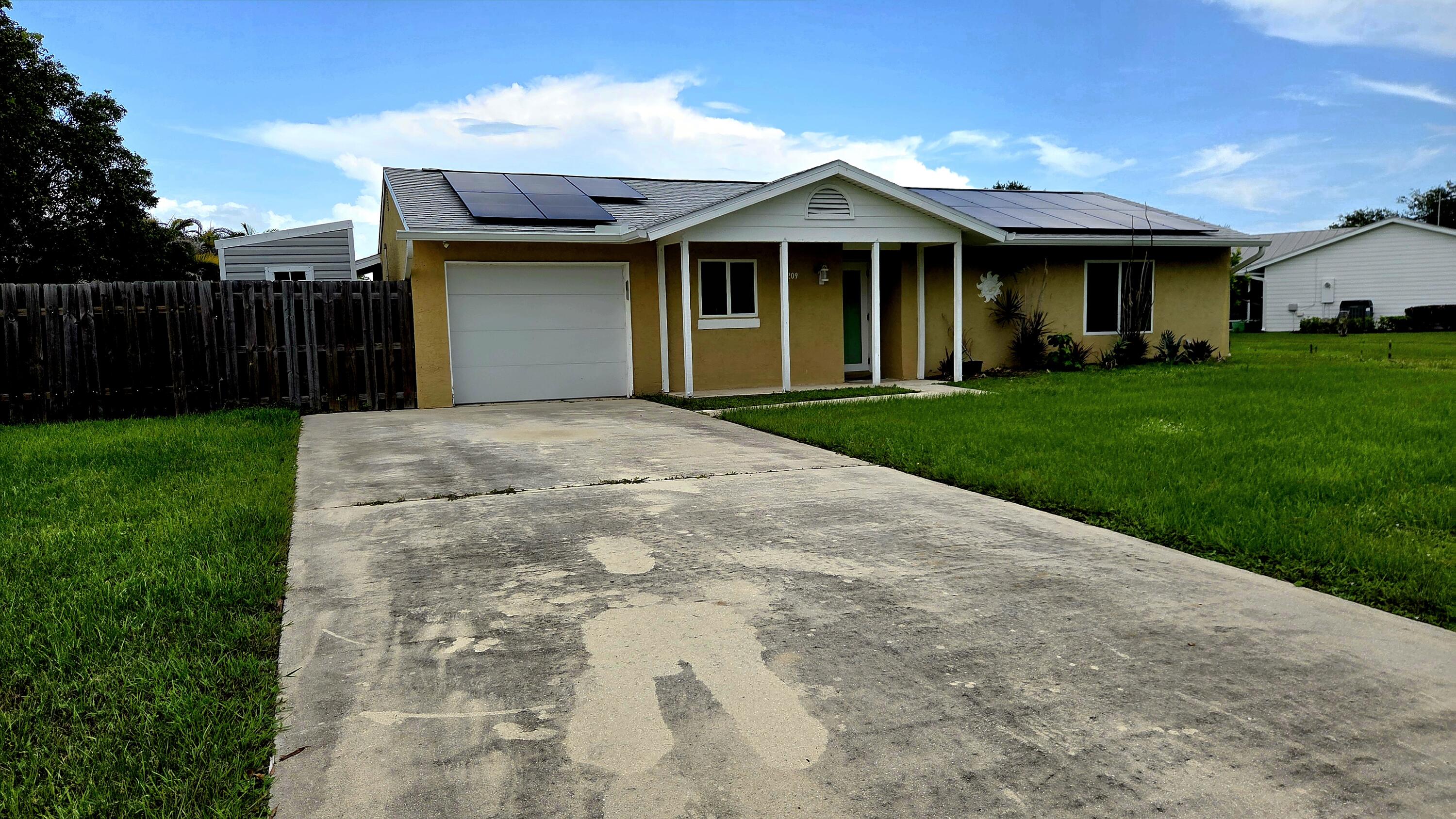 2209 SE East Dunbrooke Circle, Port St. Lucie, FL 34952, Port St Lucie