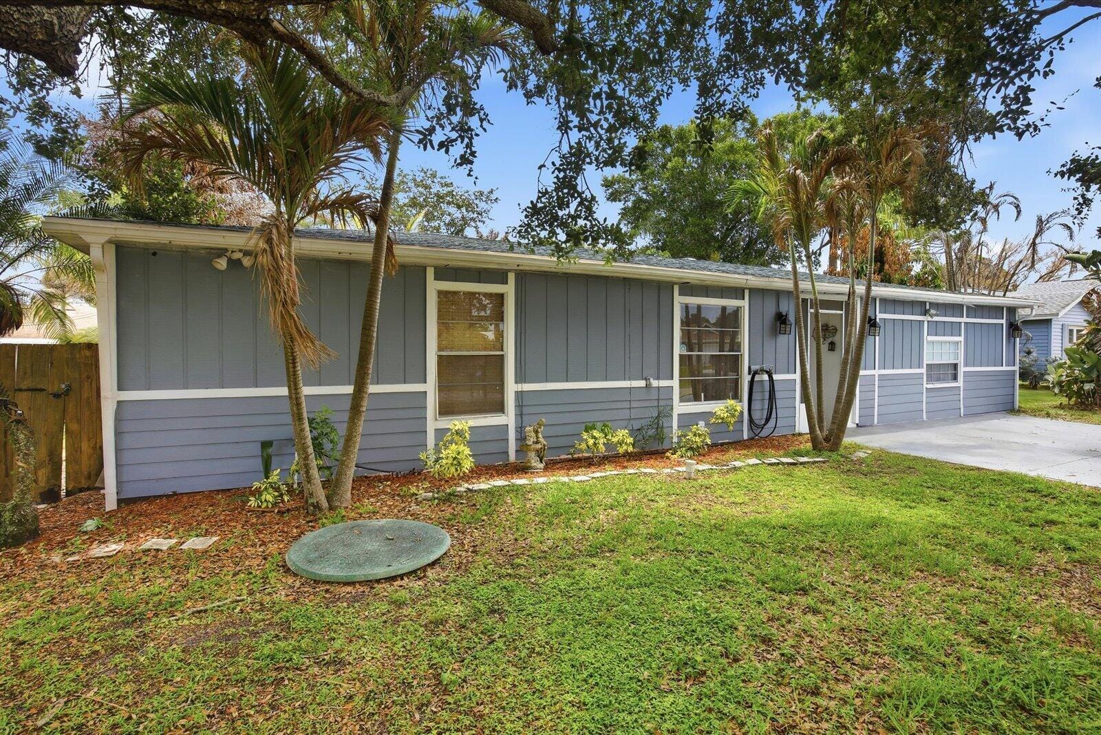 325 NW Dearman Street — photo 3