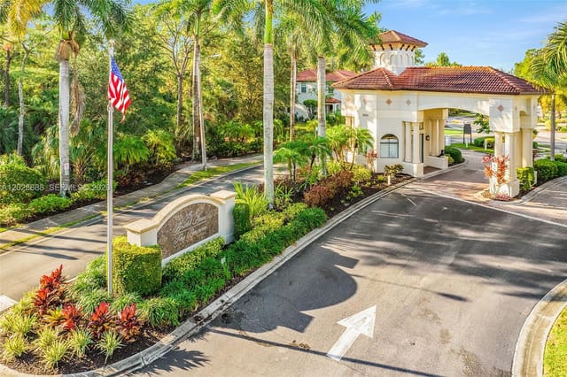 7542 Bristol Circle, Naples, FL 34120