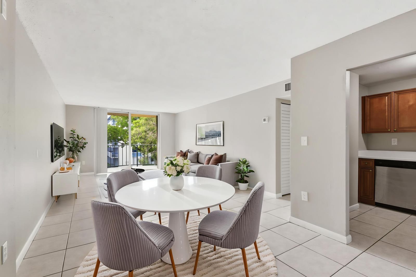 9360 Fontainebleau Boulevard Apt 310, Miami, FL 33172 photo 4