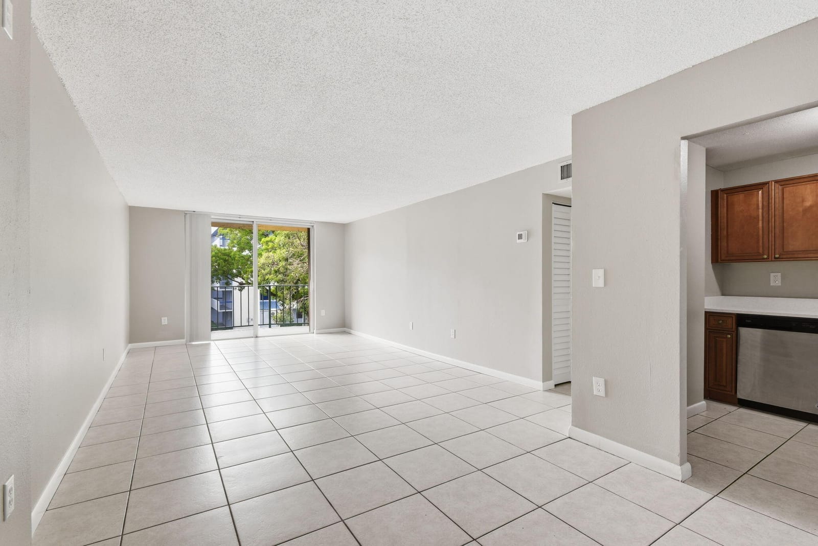9360 Fontainebleau Boulevard Apt 310, Miami, FL 33172 photo 5