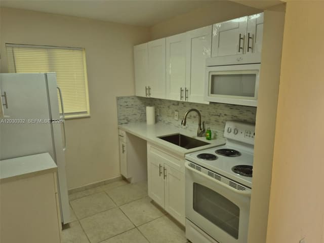 5903 Mckinley Street, Hollywood, FL 33021