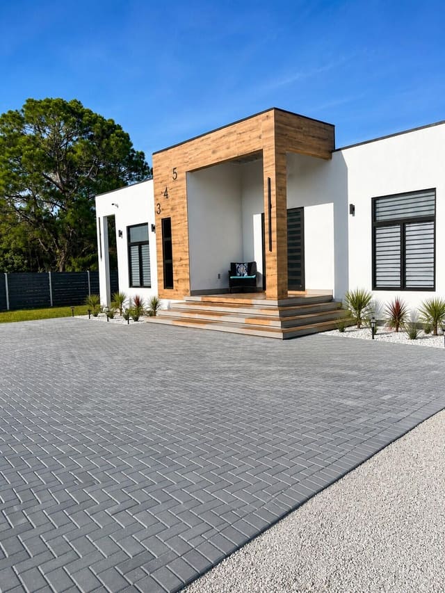 345 N Jinete Street, FL 33440