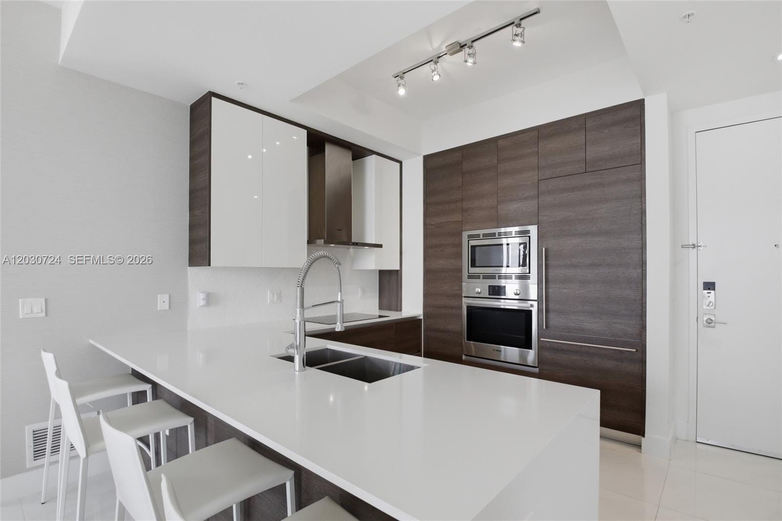 301 Altara Avenue LPH902 — photo 2