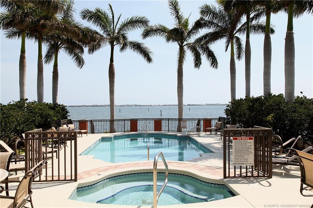 1532 NE Outrigger Landings Drive — photo 3