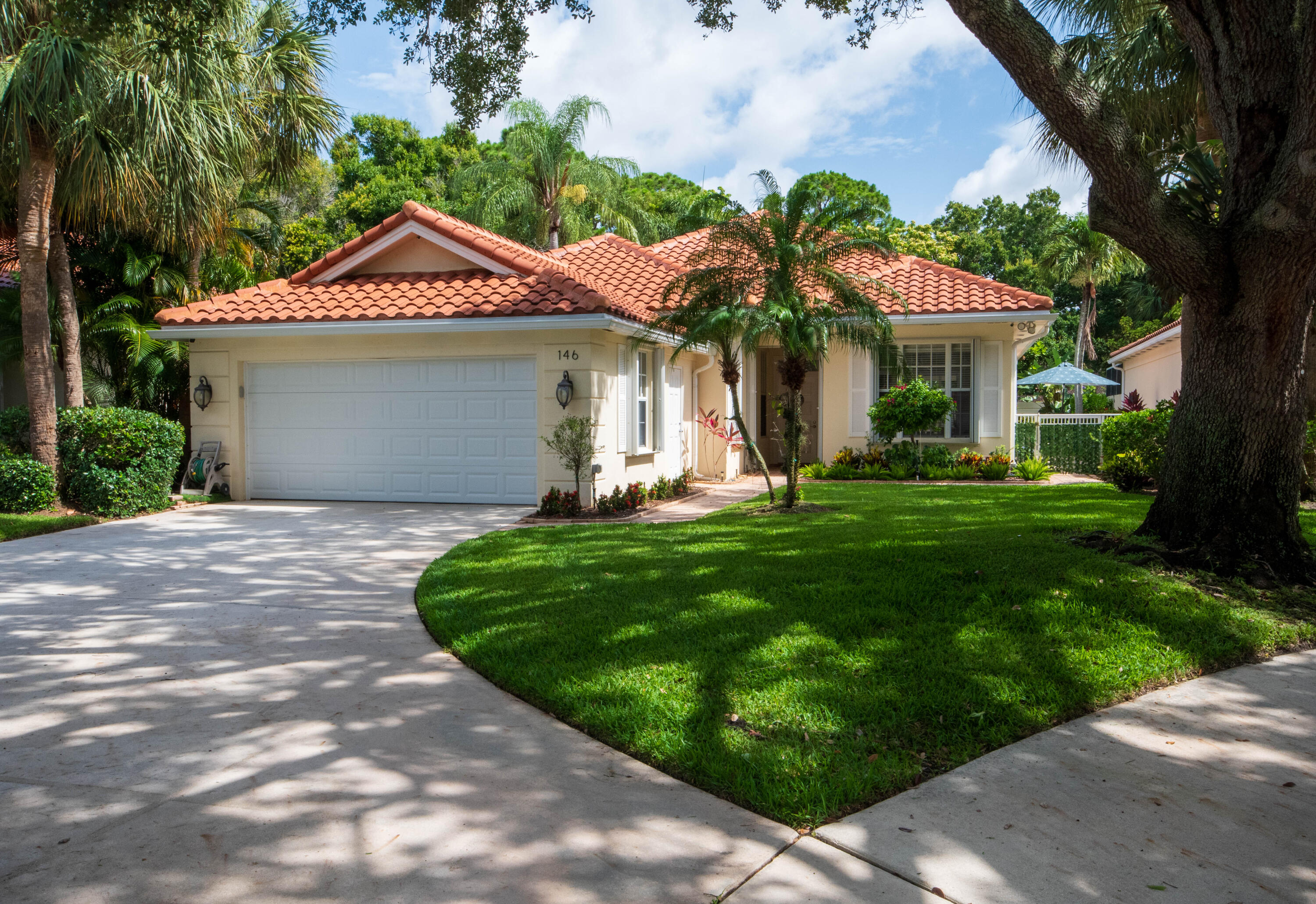 Pending home at 146 Lost Bridge Drive, Palm Beach Gardens, FL 33410