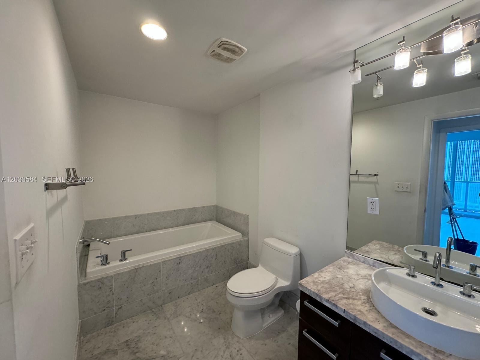 244 Biscayne Boulevard 2105 — photo 11