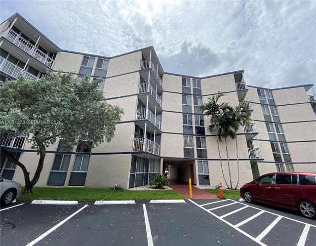 7075 NW 186th Street C308, Hialeah, FL 33015