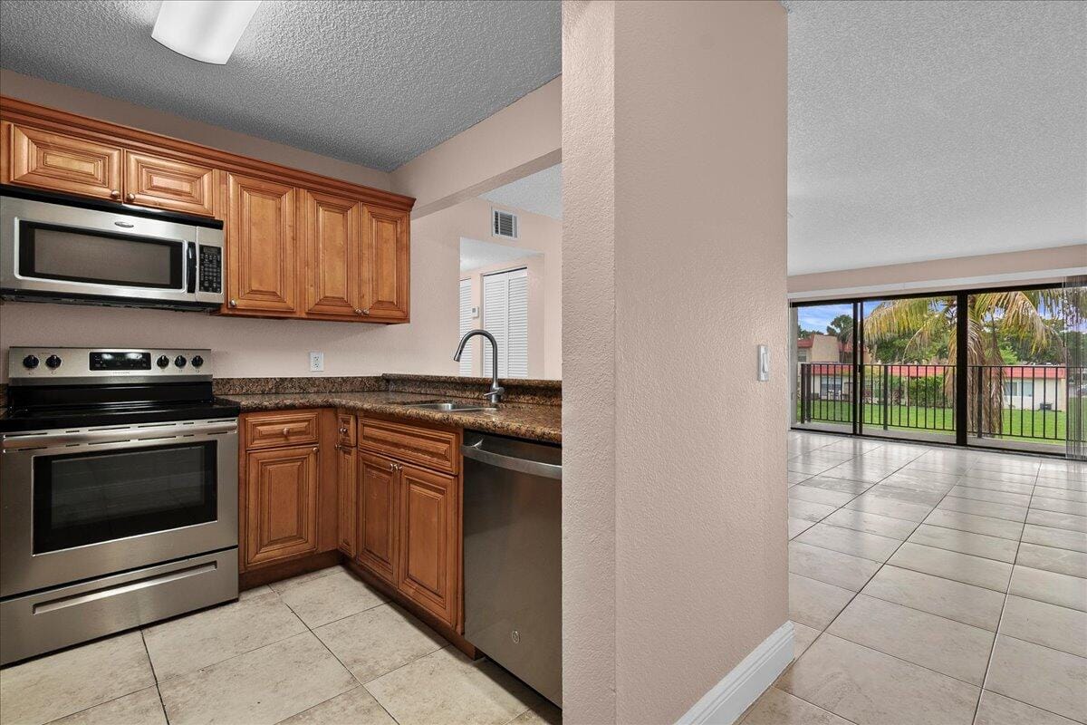1524 Lake Crystal Drive F — photo 2